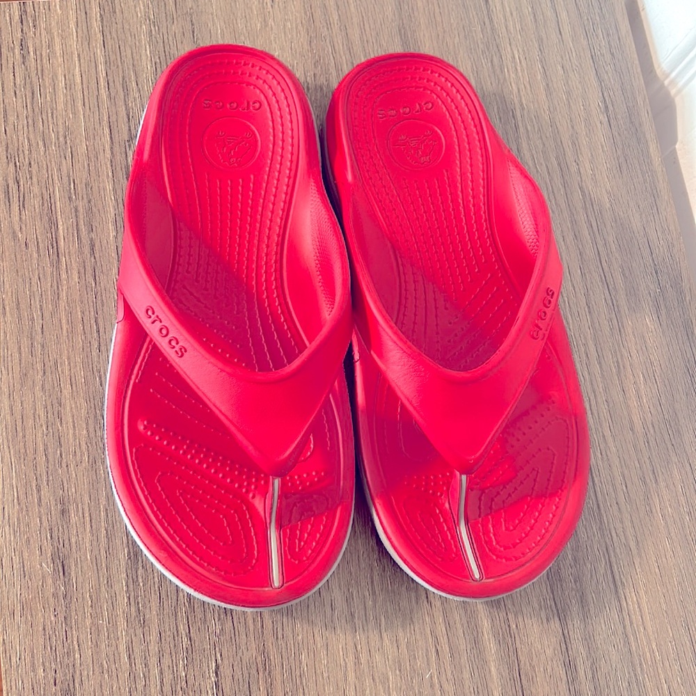 CROCS DARK PINK FLIP FLOP THONGS IN SIZE 9 women and 7 men